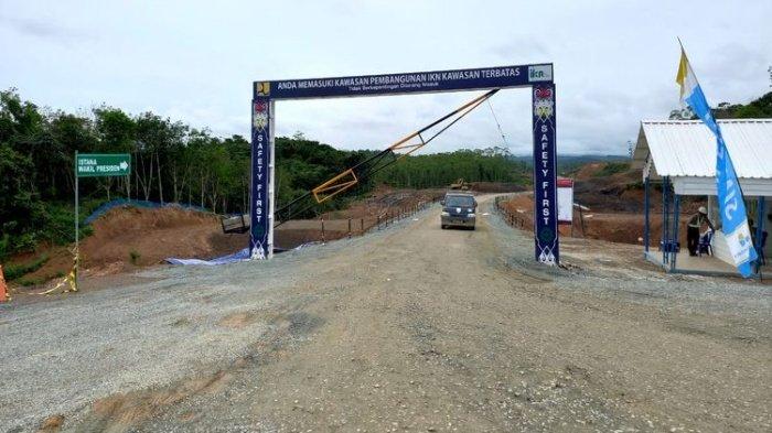 Pintu gerbang menuju proyek Istana Wakil Presiden di IKN Nusantara, Sepaku, Kaltim, Februari 2023. Syarat pekerja bisa nyoblos di TPS di kawasan IKN Nusantara. KPU Kaltim menjamin tidak akan kehilangan hak pilih dengan memenuhi persyaratan.