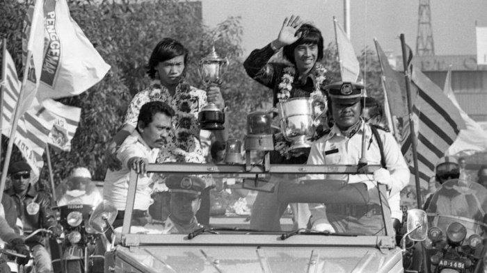 Berkalung bunga, Rudy Hartono (kanan) dan Iie Sumirat, bersama seluruh rombongan tim All England dan tim Asian Badminton Commision tiba di Tanah Air, Kamis (1/4/1976) sore. Mereka diarak dalam suatu pawai kemenangan dari lapangan terbang Halim Perdanakusuma sampai Balai Kota DKI Jakarta.