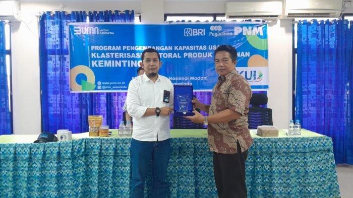 Kepala Seksi Ekonomi Pembangunan Kecamatan Samarinda Utara, Hadriansyah, S,Sos Terima Plakat dari Muhammad Akbar Al Muarafah Pemimpin Cabang PNM Samarinda.