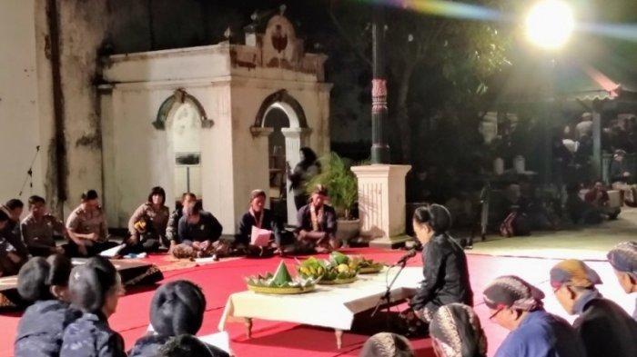 Ritual Topo Bisu Mubeng Benteng di kompleks Keraton Yogyakarta. Banyak masyarakat yang melekatkan malam 1 Suro sebagai malam yang sakral dan mistis.