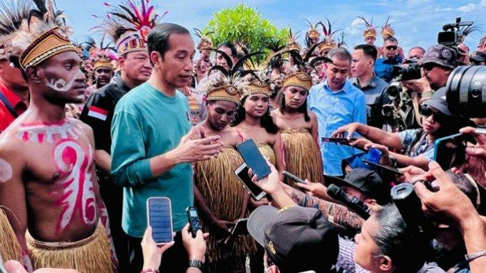 Presiden Joko Widodo memberikan keterangan kepada awak media dalam lawatannya ke Papua.