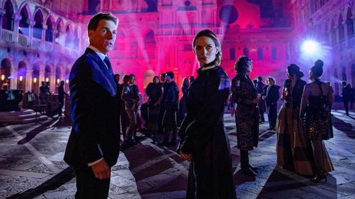 Tom Cruise DAN Rebecca Ferguson saat berakting dalam film Mission: Impossible - Dead Reckoning Part One.