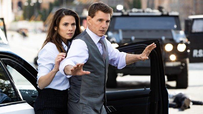 Tom Cruise dan Hayley Atwell di film Mission: Impossible-Dead Reckoning Part One.