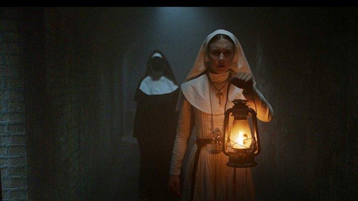 Bonnie Aarons dan Taissa Farmiga berakting dalam film The Nun yang tayang pada tahun 2018 lalu.