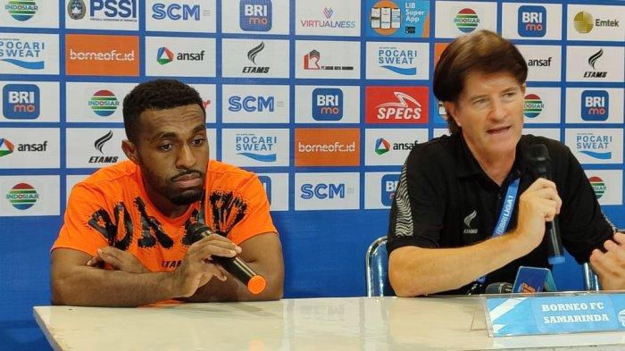 Pelatih Borneo FC Samarinda, Pieter Huistra dan pemain Terens Puhiri saat sesi konferensi pers, Sabtu (8/7/2023). Sang pemain Terens Puhiri sang pencetak gol pertama Borneo FC Samarinda mengatakan, bersyukur atas raihan 3 poin.