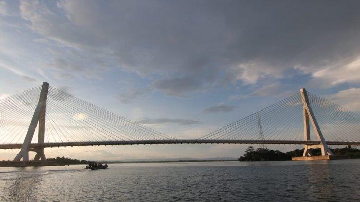 Ilustrasi gambaran Jembatan Pulau Balang, yang menghubungkan antara Balikpapan dengan Kabupaten Penajam Paser Utara, Kalimantan Timur. Jalan ini bagian dari jaringan konektivitas menuju Kawasan Inti Pusat Pemerintahan IKN Nusantara.