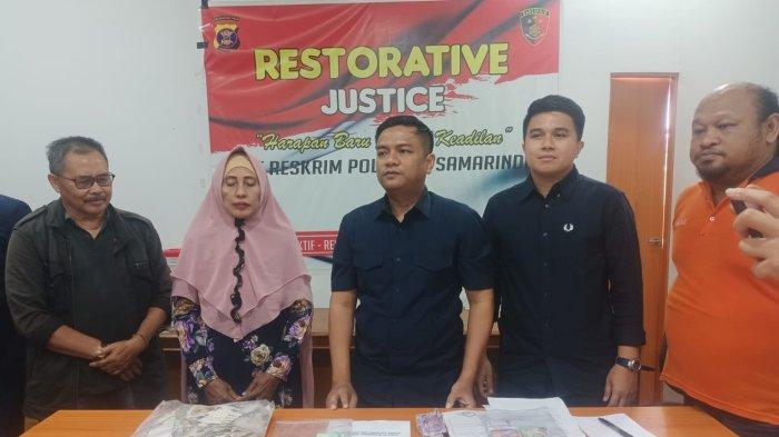 Penyerahan kembali uang senilai Rp24.150.000 yang ditemukan dalam dekapan jasad Ahmad Usuf, dari Satreskrim Polresta Samarinda kepada keluarga almarhum di Mapolresta Samarinda, Jumat (7/7/2023) lalu.