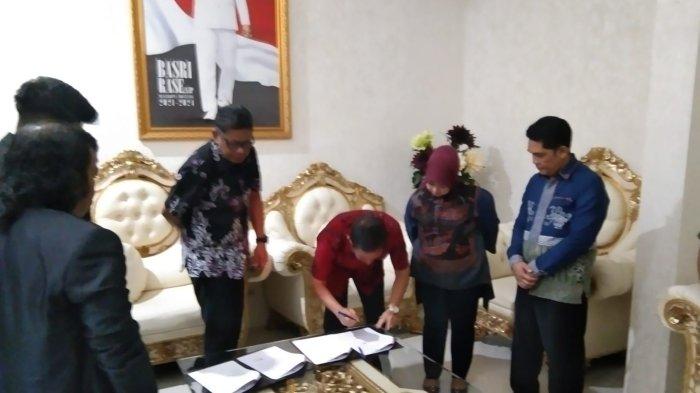 Pemkot dan DPRD Bontang menandatangani surat penunjukan kuasa hukum Hamdan Zoelva untuk melakukan gugatan terkait polemik tapal batas Kampung Sidrap. TRIBUNKALTIM.CO/ISMAIL USMAN