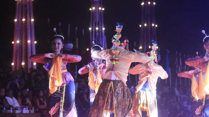 Lampu Hias dan Kembang Api Hias Langit Tenggarong, Iringi Tabuhan Rebana Edi Damansyah Buka TIFAF. salah satu tarian pembuka Tenggarong International Folk Arts Festival (TIFAF) 2023 atau Kukar Festival Budaya Nusantara. TRIBUNKALTIM.CO/NEVRIANTO HARDI