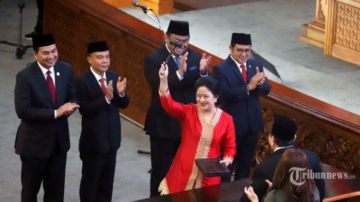 Puan Maharani merupakan perempuan pertama yang menjabat sebagai ketua DPR RI.