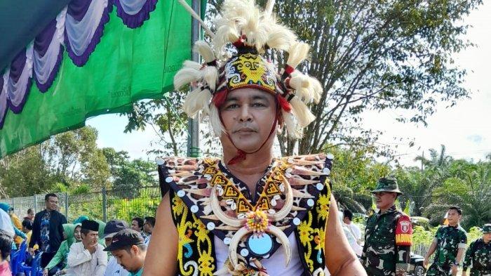 Yunus Usat, sebagi pembawa Tari Kancet Lasan di Desa Makmur Jaya, Kutai Timur, Provinsi Kalimantan Timur.
