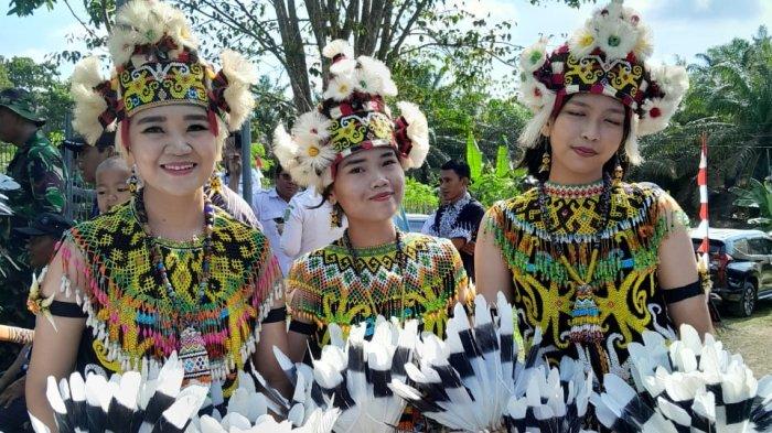 Penari Tarian Burung Enggang, yang tampil dalam pembukaan TNI Manunggal Membangun Desa (TMMD) ke-117 di Desa Makmur Jaya, Kutai Timur, Kalimantan Timur pada Rabu (12/7/2023). 