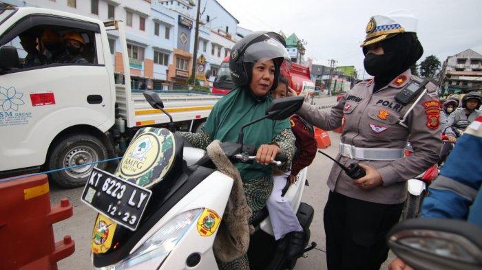 Kasatlantas Polresta Balikpapan, Kompol Ropiyani menegur pengendara yang kedapatan tidak menggunakan helm di tengah Operasi Patuh Mahakam 2023, Kamis (13/7/2023) pagi. Kasus yang dominan yakni tidak memakai helm SNI dan pengendara anak di bawah umur. 