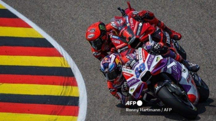 MOTOGP LIVE - Jorge Martin berada di depan Francesco Bagnaia. 