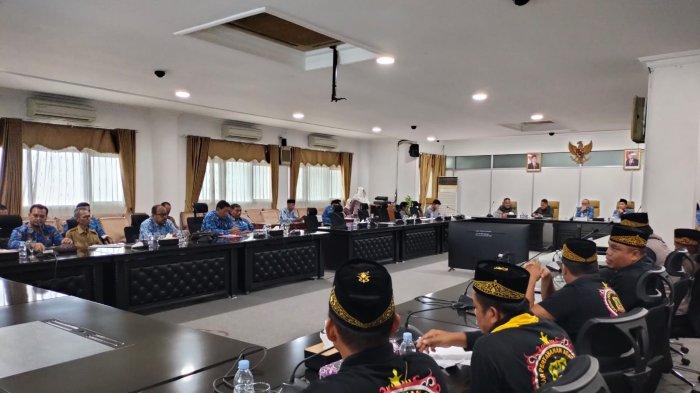 Komisi Gabungan Dewan Perwakilan Rakyat Daerah Kabupaten Paser saat menggelar Rapat Dengar Pendapat (RDP) dengan OPD terkait dan organisasi masyarakat membahas terkait Bangunan Sekolah yang Mangkrak di Kecamatan Long Kali, berlangsung di Ruang Bapekat, Sekretariat DPRD Paser, Senin (17/7/2023).