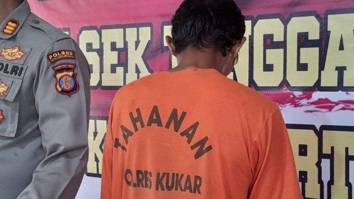 Polisi menangkap Pujiono, suami yang tega membakar istri di Kukar atau Kutai Kartanegara, Kalimantan Timur. Pujiono yang sehari-hari mencari nafkah dengan membuka warung kecil yang tidak jauh dari rumahnya itu pun mengaku kecewa, Senin (17/6/2023). 