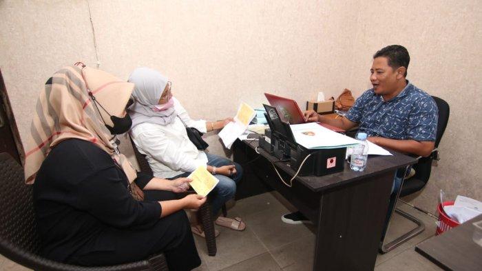 Salah dua korban yang tengah dimintai keterangan oleh polisi perihal dugaan penipuan emas di Mapolresta Balikpapan, Senin (13/7/2023). TRIBUNKALTIM.CO/DWI ARDIANTO