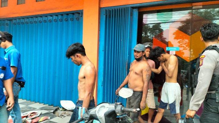 Tiga pria yang kedapatan diduga hendak mencuri di sebuah gedung bekas karaoke keluarga di Jalan R.E Martadinata, Teluk Lerong Ilir Samarinda saat keluar dari pesembunyian dan langsung dibawa ke Mapolsek Samarinda Ulu, Selasa (18/7/2023).