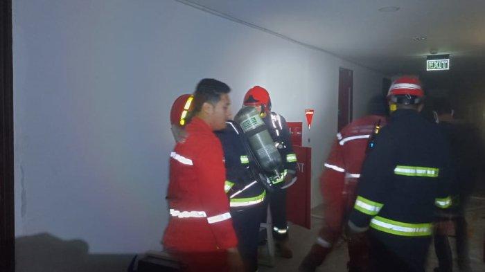 Suasana terkini bangunan apartemen usai kebakaran yang ditengarai berasal dari lantai 15, Rabu (19/7/2023) malam. Beberapa petugas gabungan mencoba memastikan terkait titik api di lokasi yang diduga menjadi sumber api.
