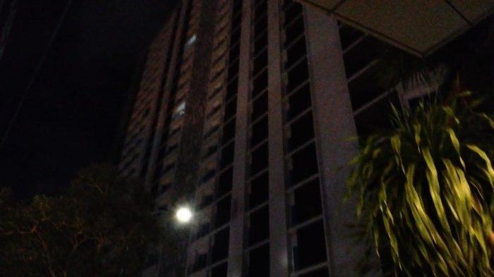 Suasana terkini bangunan apartemen usai kebakaran yang ditengarai berasal dari lantai 15, Rabu (19/7/2023) malam. Beberapa petugas gabungan mencoba memastikan terkait titik api di lokasi yang diduga menjadi sumber api.