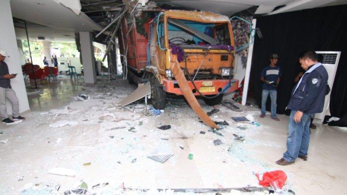 Truk tronton dengan plat nomor AG 8806 UB diduga mengalami rem blong sehingga menghantam Gedung Kesenian Balikpapan, Kalimantan Timur, Sabtu (22/7/2023). Dari petaka ini tidak ada korban jiwa. Inilah rangkuman fakta dari peristita truk seruduk gedung pernikahan di Balikpapan Gedung Kesenian Balikpapan. 

