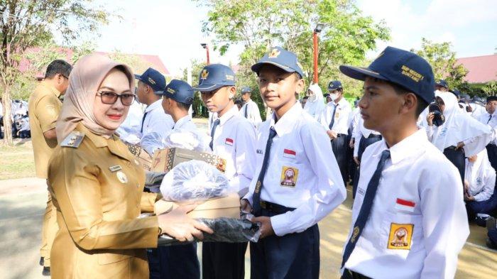 Pembagian seragam gratis di SMP Negeri 1 Bontang. TRIBUNKALTIM.CO/ISMAIL USMAN