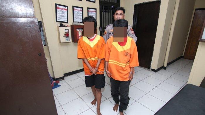 Sepasang saudara kembar berinisial NA (25) dan NI (25) saat digiring petugas lantaran kepergok mengonsumsi barang haram sabu di toilet masjid di Balikpapan, Kalimantan Timur, Selasa (25/7/2023).