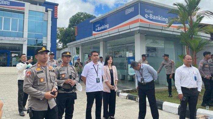 Kepala Kantor BRI Cabang Nunukan, Hutama Wiranegara Gunawan, menemui aksi massa dari balik pagar kantor, Senin (24/07/2023), siang. Pihaknya telah meminta pegawainya agar lebih masif melakukan imbauan kepada nasabah melalui postingan WhatsApp. Tujuannnya agar nasabah lebih waspada terhadap modus penipuan yang dilakukan via aplikasi.
