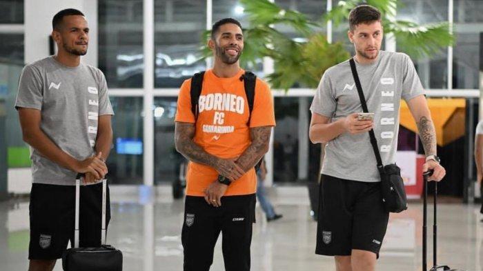 Felipe Cadenazzi dan Leo Lellis saat bersiap menuju Ke Semarang untuk melakoni laga tandang mereka. HO/Borneo