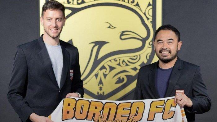 Felippe Cadenazzi saat melakukan sesi foto bersama Direktur Borneo FC Samarinda Ponaryo Astaman. HO/borneofc