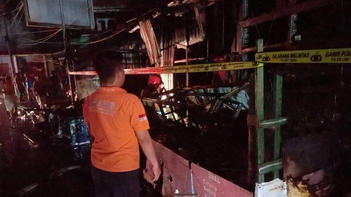 Unit Inafis Satreskrim Polresta Samarinda tengah melakukan olah TKP awal di lokasi kebakaran Jalan KS Tubun Dalam, Kota Samarinda, Kamis (27/7/2023). Polisi sudah memasang police line di rumah yang diduga sumber awal api. 