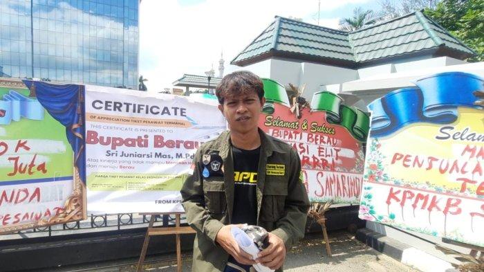 Mahasiswa asal Kabupaten Berau bernama Shafiq Tahir (25) ikut dalam aksi Keluarga Pelajar Mahasiswa Kabupaten Berau (KPMKB) di depan gerbang masuk Kantor Gubernur Kaltim, Jalan Gajah Mada, Kota Samarinda, Kamis (27/7/2023), ia bercerita dampak mahalnya tiket pesawat sehingga ia sempat tak bisa pulang saat Lebaran. 