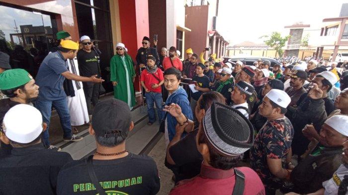 Puluhan orang yang tergabung dalam Bubuhan Banjar saat mendatangai Mapolresta Samarinda untuk bertemu dengan pelaku penghina Abah Guru Sekumpul, Jumat (28/7/2023) sore. Tujuannya tentu saja untuk mengetahui perkembangan sekaligus dibuatkan berita acara pemeriksaan. 