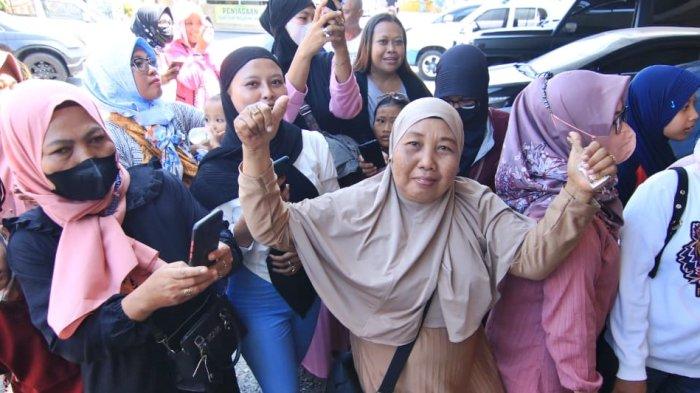 Para korban yang berkumpul di halaman Mapolresta Balikpapan untuk melihat langsung pasutri yang terlibat penipuan emas, Sabtu (29/7/2023). Sedari siang, Sabtu 29 Juli 2023, mereka menunggu ingin melihat wajah para tersangka, yakni GV dan FB, di Polresta Balikpapan.