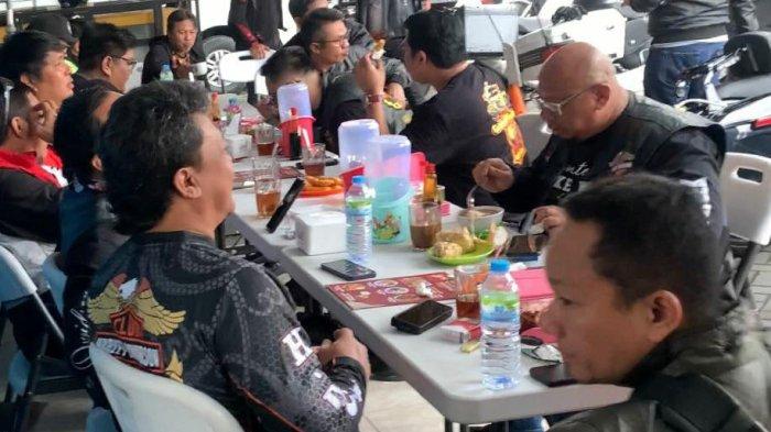 Suasana pelanggan menikmati nikmatnya kuliner di Sipa' Resto di Belakang Mall Balikpapan, Blok FJ2 No. 7