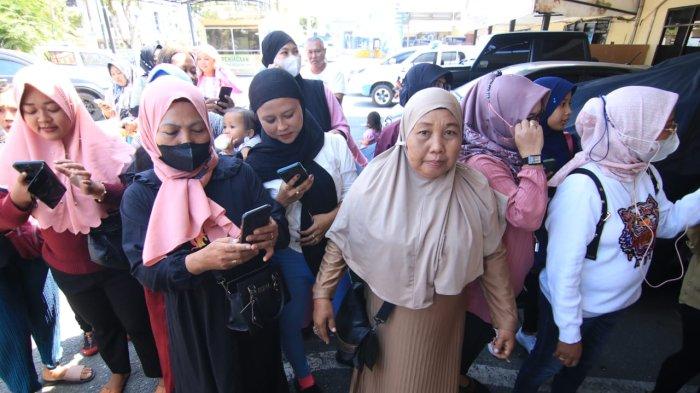 Para korban yang berkumpul di halaman Mapolresta Balikpapan untuk melihat langsung pasutri yang terlibat penipuan emas, Sabtu (29/7/2023). TRIBUNKALTIM.CO/DWI ARDIANTO