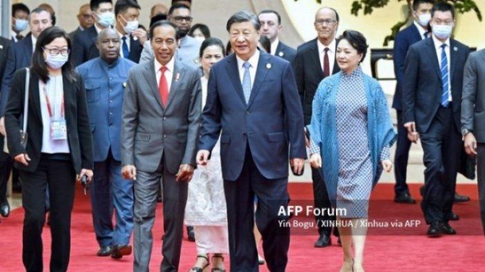 Presiden Joko Widodo bersama dengan Presiden China, Xi Jinping di Chengdu, Provinsi Sichuan, China. Rocky Gerung soroti lawatan Jokowi ke China dan menduga tawarkan IKN Nusantara.