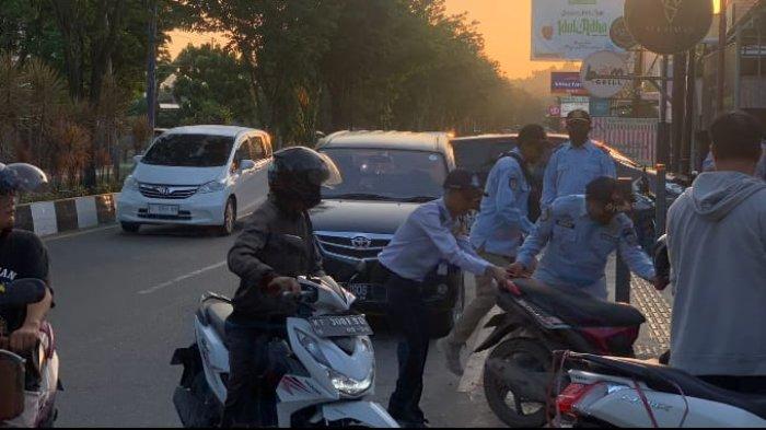 Penertiban kendaraan parkir tepi jalan di Kawasan Jalan Juanda Kelurahan Air Putih Kota Samarinda, Kalimantan Timur pada Selasa (1/8/2023). Parkir tepi jalan tersebut disebabkan karena adanya kegiatan ekonomi yang ada di kawasan tersebut. TRIBUNKALTIM.CO/SINTYA ALFATIKA SARI