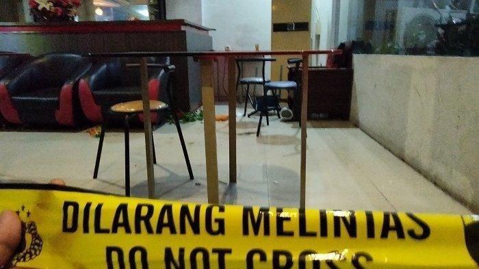 Garis polisi dipasang usai kejadian penikaman di Hotel Permata Makassar yang menyebabkan seorang pemuda tewas pada, Minggu (30/7/2023) dini hari.