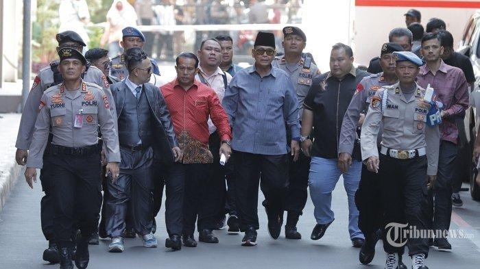 Panji Gumilang saat tiba di gedung Bareskrim Polri, Jakarta, Selasa (1/8/2023) pukul 13.22 WIB, untuk menjalani pemeriksaan sebagai terlapor kasus dugaan penodaan agama.