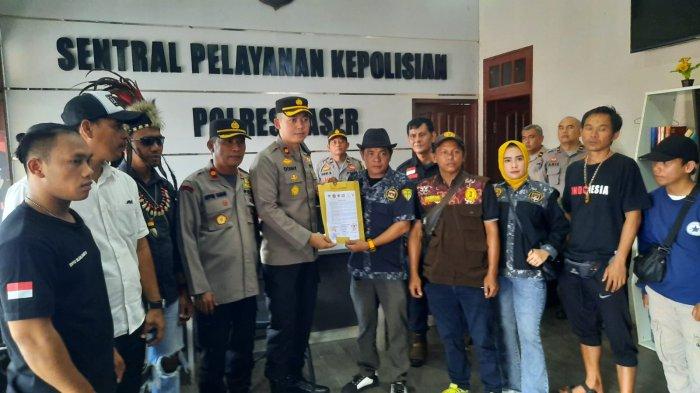 Massa aksi Aliansi Ormas Paser saat melakukan aksi unjuk rasa dalam mengecam pernyataan Rocky Gerung, yang berlangsung di depan Mapolres Paser, Kecamatan Tanah Grogot, Kabupaten Paser, Kalimantan Timur, Kamis (3/8/2023).