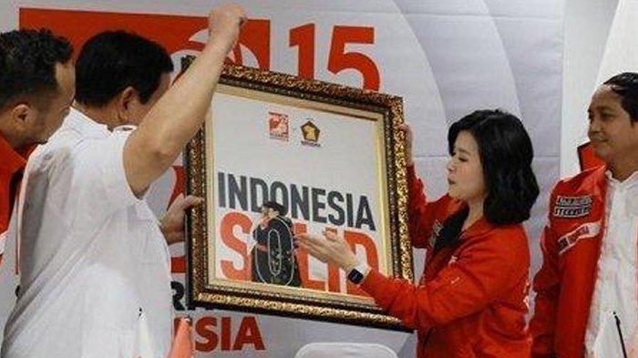 Bakal calon presiden dari Partai Gerindra Prabowo Subianto mendapat hadiah lukisan bergambar dirinya yang berpelukan dengan Jokowi. Lukisan itu diberikan Wakil Ketua Dewan Pembina Partai Solidaritas Indonesia (PSI) Grace Natalie usai pertemuan kedua belah pihak di markas PSI di kawasan Tanah Abang, Jakarta Pusat, Rabu (2/8/2023).
