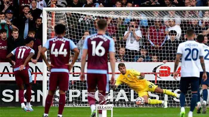 Momen heroik kiper Lazio Ivan Provedel menggagalkan eksekusi penalti pemain Aston Villla Ollie Watkins dalam laga persahabatan pramusim di Stadion Bescto di Walsall, Inggris pada Jumat (4/8/2023) dini hari WIB.