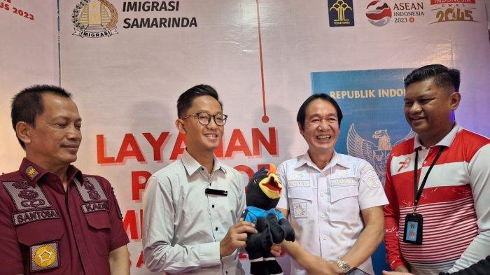 Kepala Kantor Kanwil Kemenkumham Kaltim, Sofyan saat di Kantor Imigrasi Kota Samarinda memantau langsung kegiatan Paspor Merdeka yang digelar serentak dalam rangka menyambut Hari Dharma Karyadhika (HDKD) yang ke-78 Kementerian Hukum dan HAM RI. TRIBUNKALTIM.CO/MOHAMMAD FAIROUSSANIY