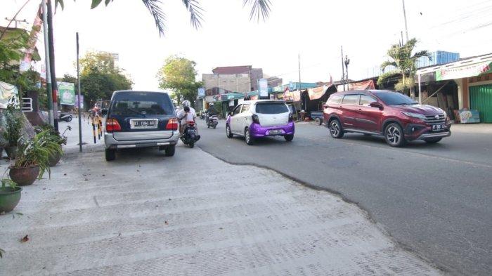 Jalan rusak yang sebelumnya rusak telah ditambal dengan aspal di kawasan Balikpapan Utara, Kalimantan Timur, Senin (7/8/2023).