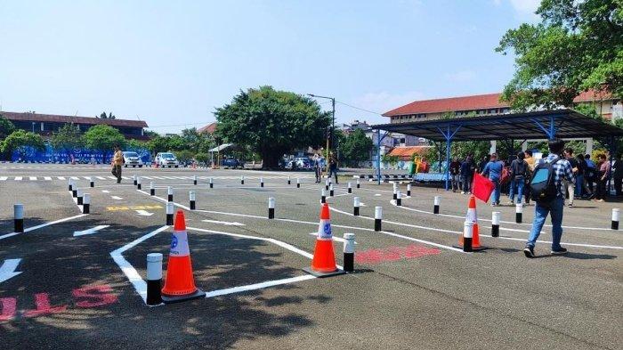 Penampakan sirkuit ujian SIM C yang baru di Satpas Daan Mogot, Jakarta Barat. Bentuk angka 8 dan zig-zag kini ditiadakan, diganti jalur S. 