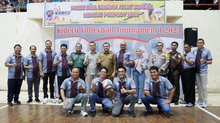 Bupati Paser, dr Fahmi Fadli didampingi Forkopimda dan Presiden Direktur Kideco, M.Kurnia Ariawan membuka Kideco Volleyball Tournament 2023.