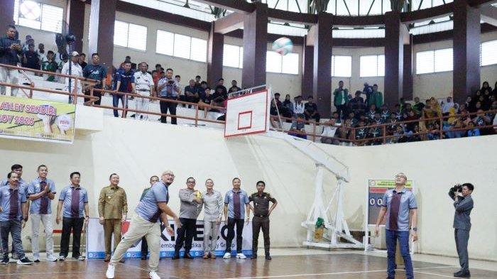 Presiden Direktur Kideco, M.Kurnia Ariawan melakukan service saat pembukaan Kideco Volleyball Tournament 2023.