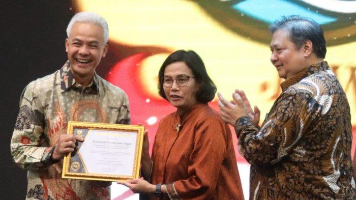 Penghargaan tersebut diberikan secara langsung Menteri Koordinator (Menko) Bidang Perekonomian Airlangga Hartarto kepada Gubernur Jawa Tengah Ganjar Pranowo dalam acara KUR Award di Pos Bloc Jakarta, Rabu (9/8/2023). Hadir dalam acara itu, Menteri Keuangan Sri Mulyani dan Menteri Koperasi dan UMKM Teten Masduki.