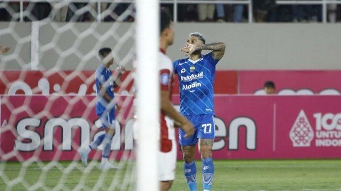 LIVE STREAMING PERSIB  -  Aksi selebrasi pemain Persib Bandung usai mencetak gol ke gawang Persis Solo di laga pekan ketujuh Liga 1 musim 2023-2024. Hasil Persis Solo vs Persib Bandung: Hujan Kartu Kuning Paksa Maung Bandung Kalah Tipis 2-1